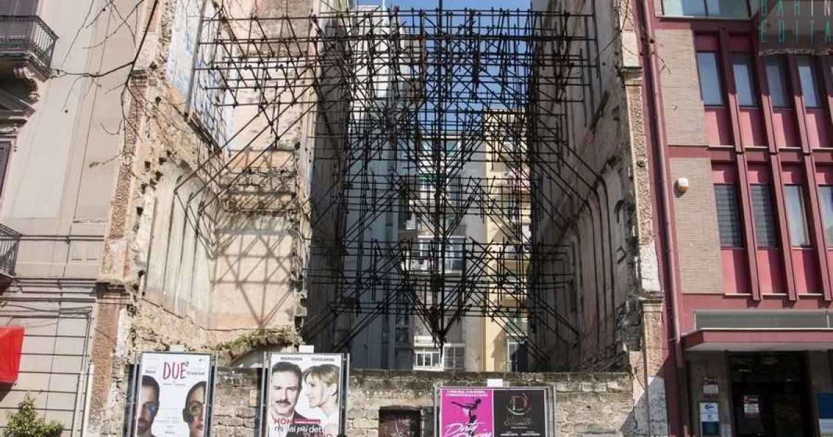 Bari, tra due palazzi di piazza Umberto c'� un ''buco'': �Un orrore, � l� da 40 anni�